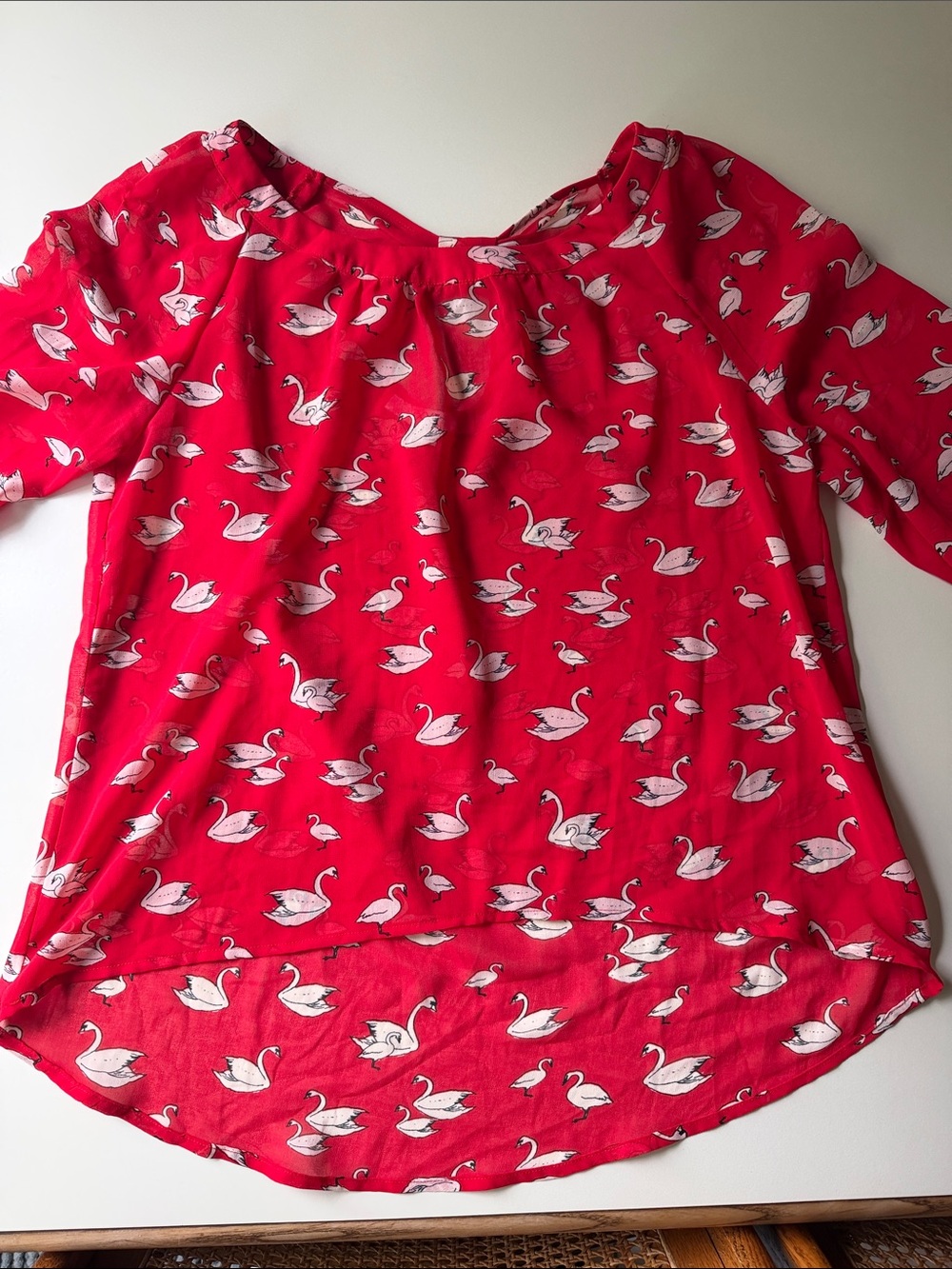 Forever 21 3/4 Sleeve Chiffon Feel Keyhole Back High Low Top in Red Swan Print
